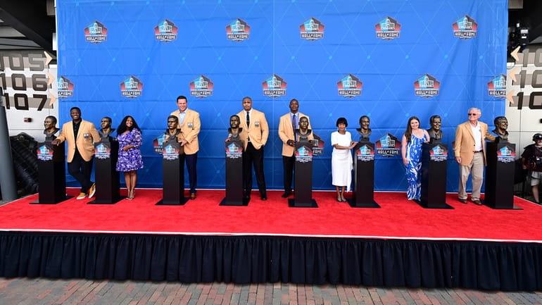 The Pro Football Hall of Fame class of 2022 pose...