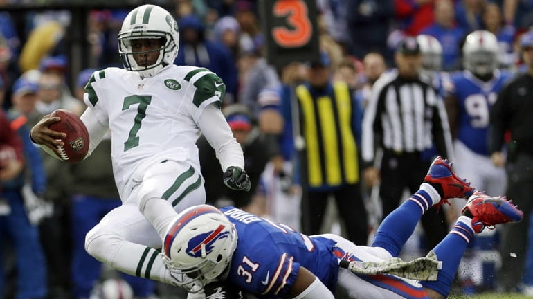 Geno Smith (7) is sacked by Buffalo Bills free safety...
