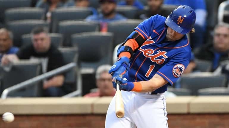 Thhe Mets' Jeff McNeil hits an RBI single against the Brewers...