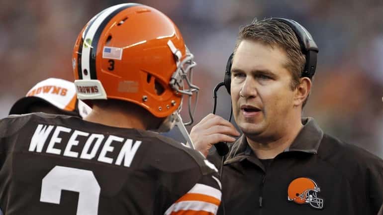 Cleveland Browns head coach Rob Chudzinski, right, talks to quarterback...