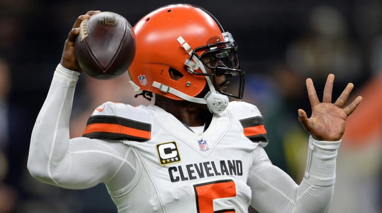 Browns quarterback Tyrod Taylor passes during the second half of a...