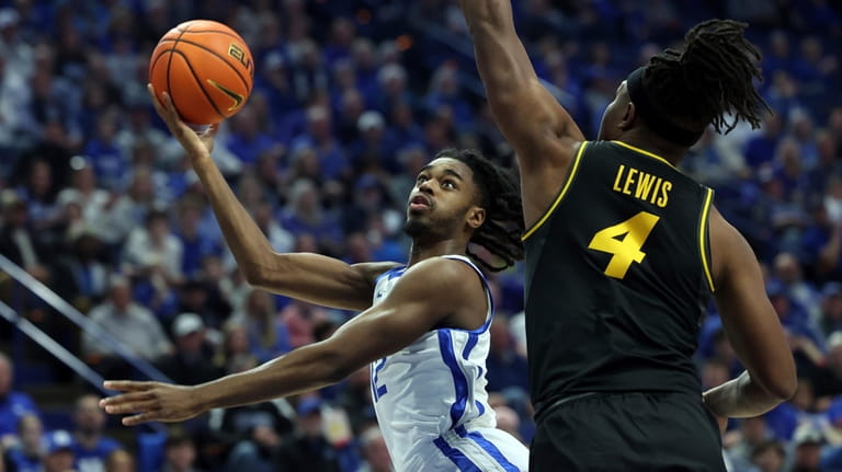 Kentucky's Antonio Reeves (12), left, shoots while pressured by Missouri's...