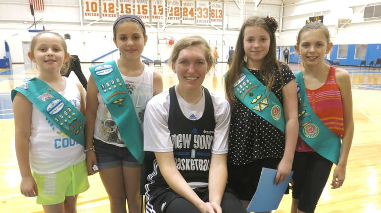 385) Kidsday reporters from Girl Scout Troop 1508 (l) Emma...