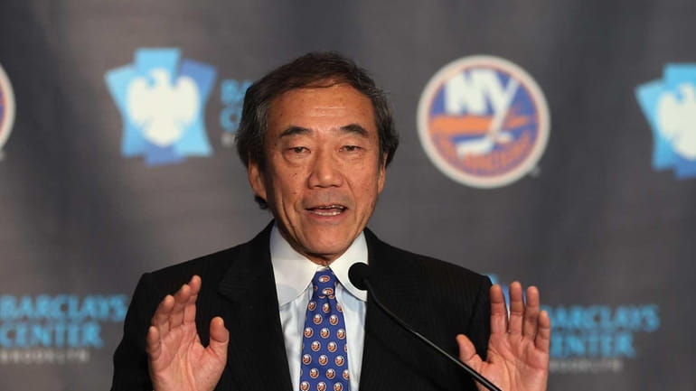 New York Islanders owner Charles Wang announces the team's move...