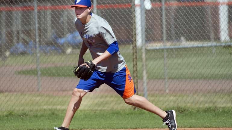 Mets infielder Wilmer Flores fields a grounder during spring training...