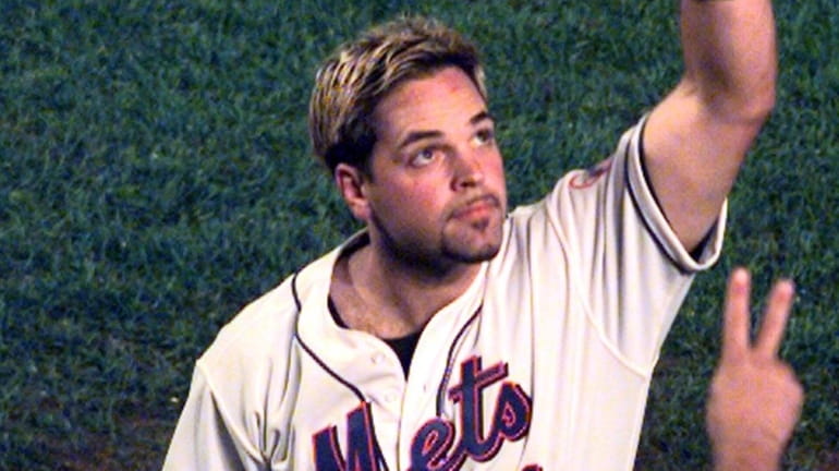 Mike Piazza gestures to the crowd after hitting a two-run...