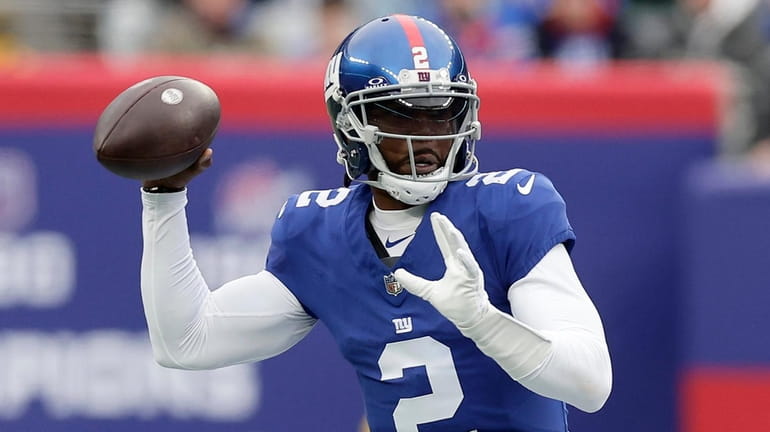 Tyrod Taylor of the Giants throws a pass during the second quarter...