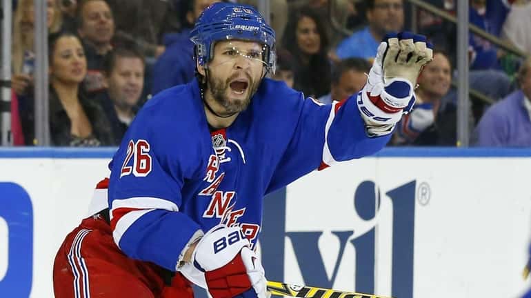 Martin St. Louis reacts against the Pittsburgh Penguins during Game...