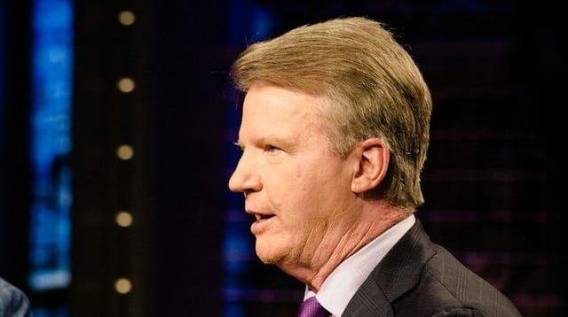 Boomer Esiason, left, and Phil Simms talk during Showtime's Inside...