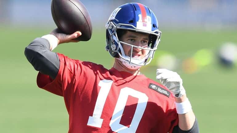 Giants quarterback Eli Manning passes during voluntary minicamp on April...