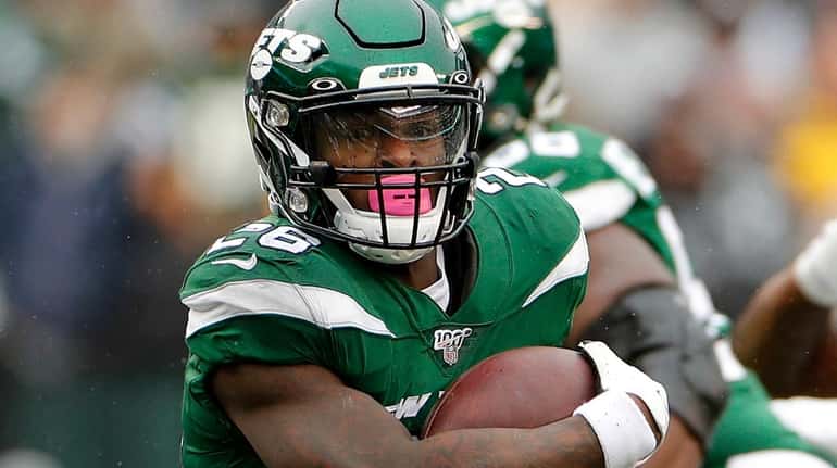 Le'Veon Bell #26 of the Jets runs the ball in the...