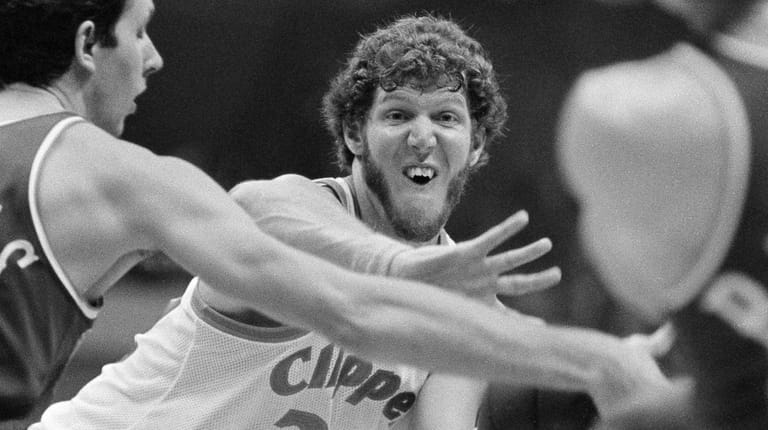 San Diego Clippers' Bill Walton lets a pass fly under...