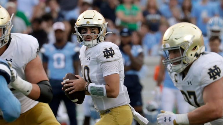 Notre Dame quarterback Drew Pyne (10) looks to pass during...