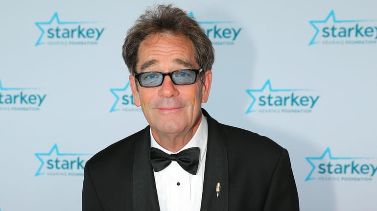 Huey Lewis walks the red carpet at the 2018 So...