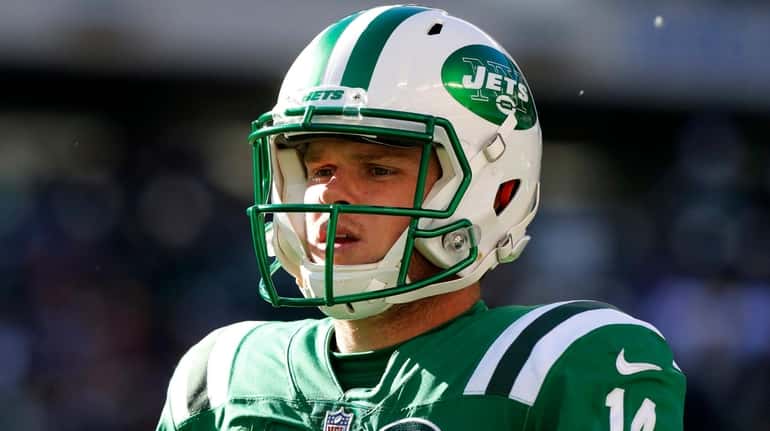Sam Darnold of the Jets looks on against the Vikings...