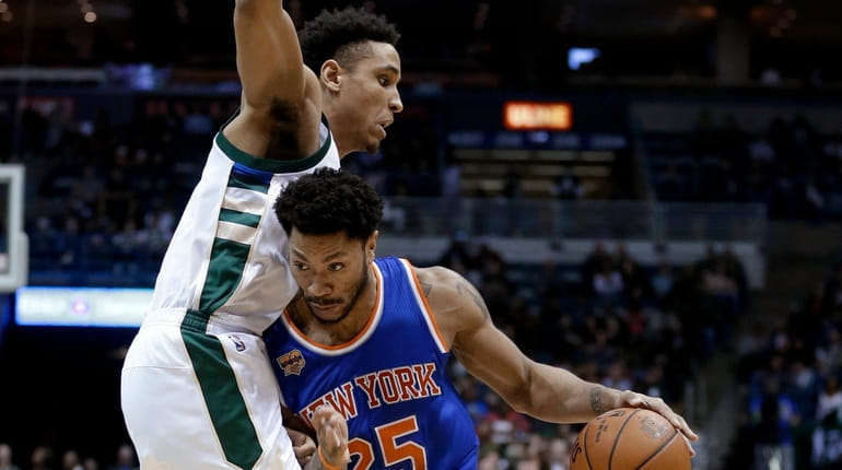 New York Knicks' Derrick Rose (25) drives to the basket...