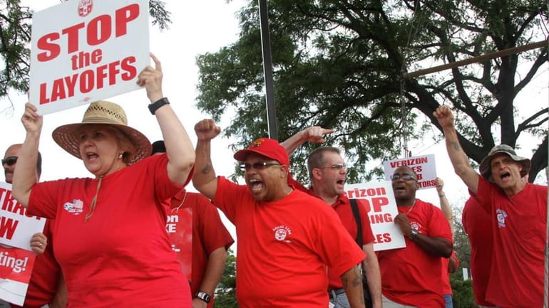 Verizon union workers from the CWA Local 1104 walk a...