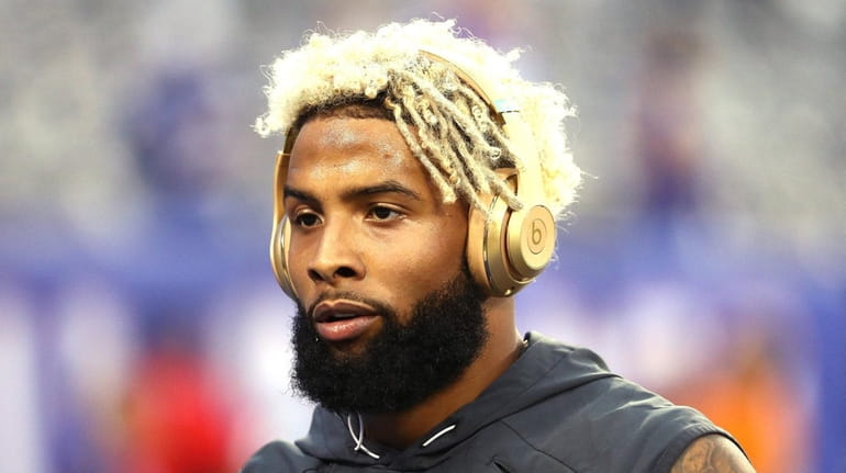 Odell Beckham Jr. of the Giants warms up prior to...