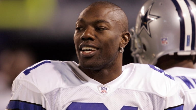 Cowboys wide receiver Terrell Owens smiles on the sidelines smiling after Martin...