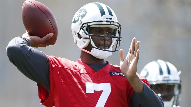 New York Jets quarterback Geno Smith throws during voluntary minicamp...