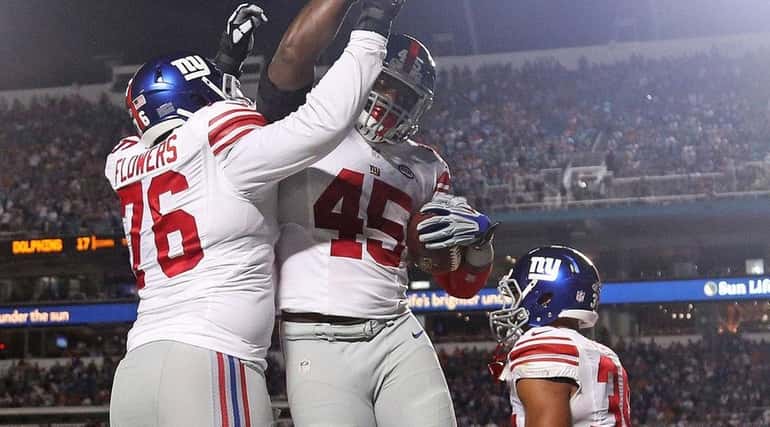 Giants' Will Tye (45) celebrates with Ereck Flowers after catching...