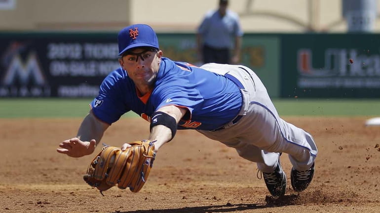 Mets third baseman David Wright makes a diving catch in...