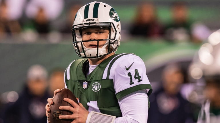 Jets quarterback Sam Darnold looks to pass during the first half...