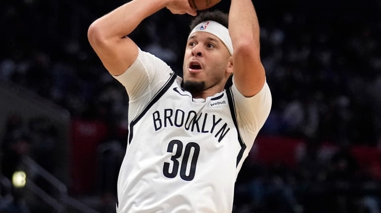 Nets guard Seth Curry shoots against the Clippers during the second...