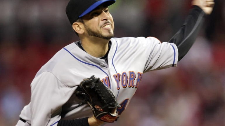 New York Mets starting pitcher Oliver Perez throws during the...