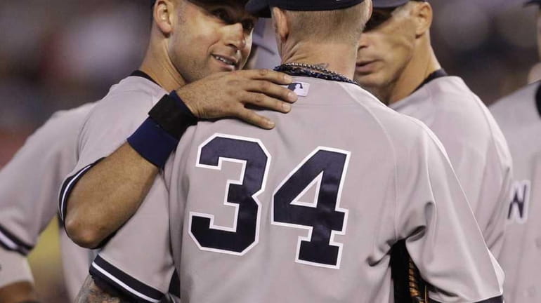 New York Yankees shortstop Derek Jeter talks with starting pitcher...