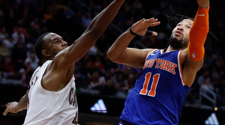 Knicks guard Jalen Brunson shoots against Cavaliers forward Evan Mobley, left,...