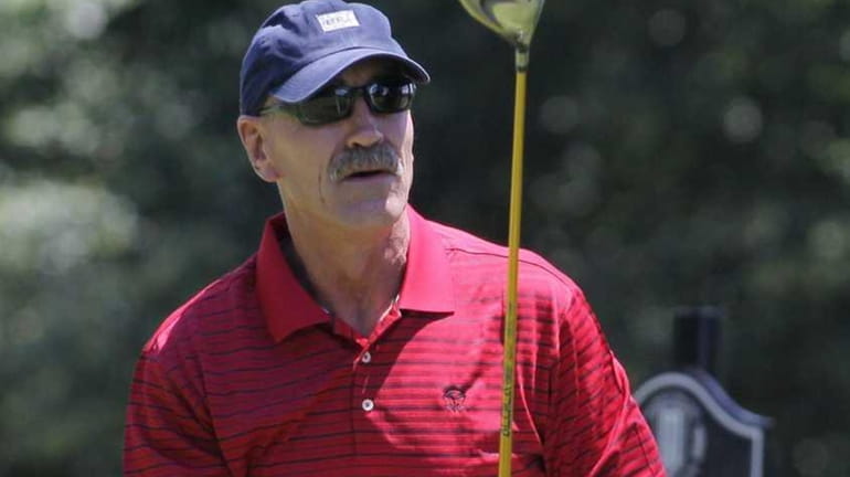 Former Islander Bob Nystrom watches his shot during a fundraiser...