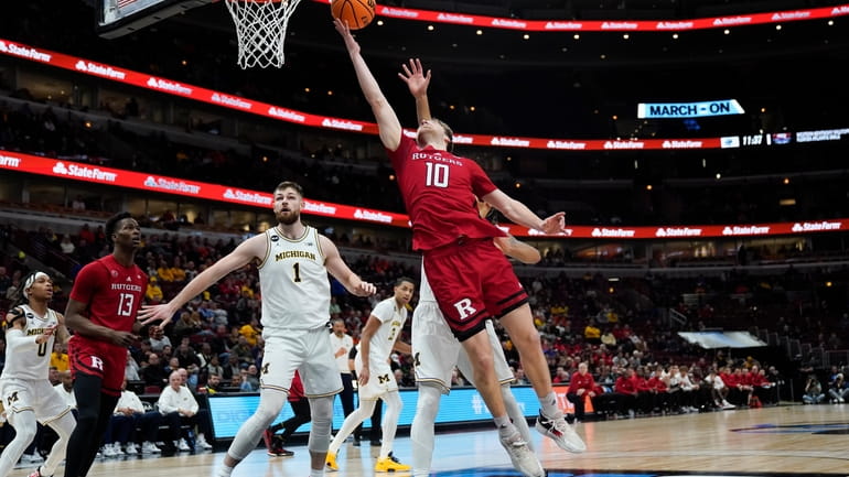 Rutgers' Cam Spencer (10) goes up for a basket during...
