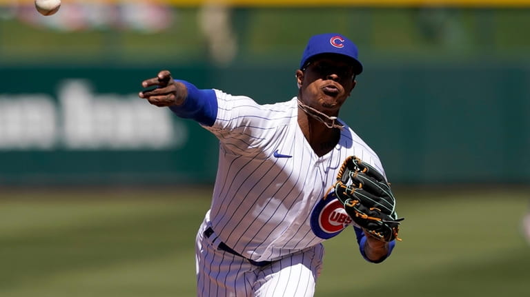 Chicago Cubs starting pitcher Marcus Stroman warms up during the...