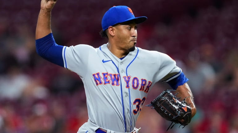 Mets relief pitcher Edwin Diaz throws during the 10th inning...