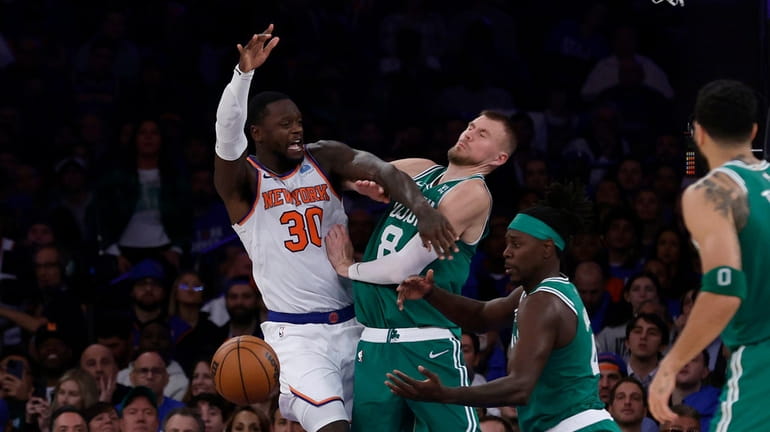 Julius Randle #30 of the Knicks battles for a loose ball...