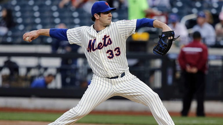 Mets starting pitcher Matt Harvey pitches in the bottom of...