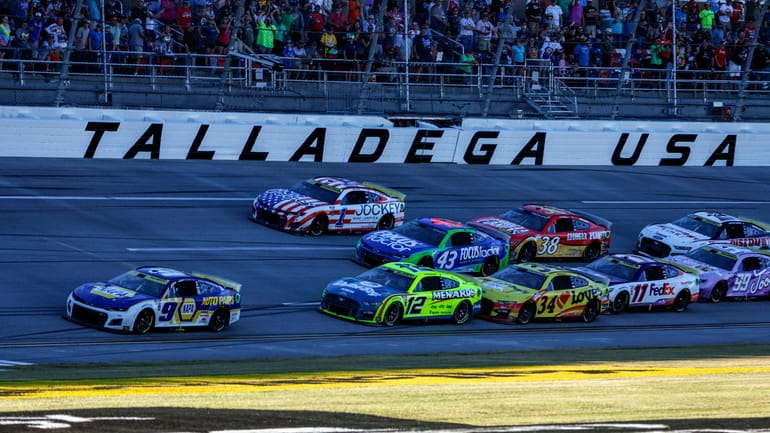 Chase Elliott (9) leads the field to the finish line...