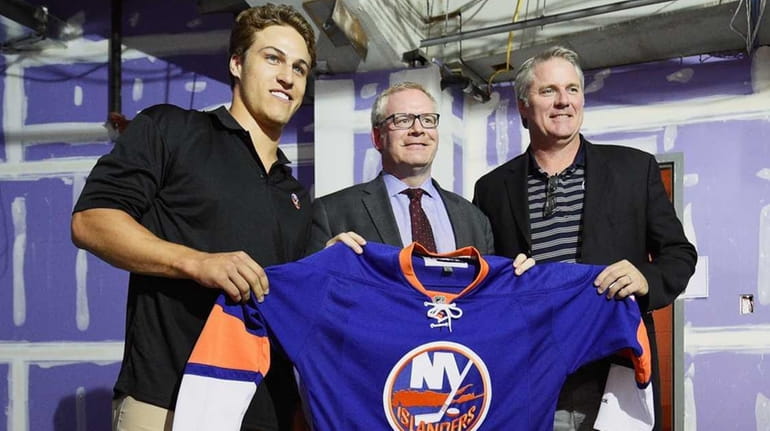 From left, New York Islanders' Anders Lee, Barclays Center GM...