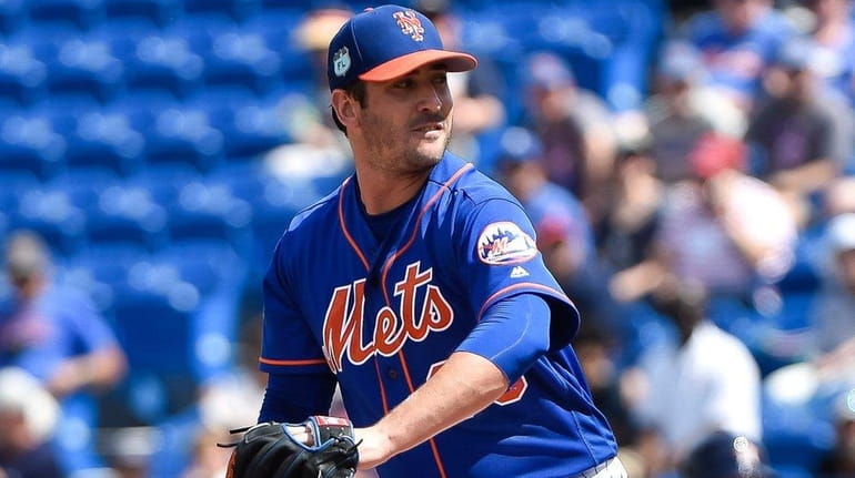 New York Mets starting pitcher Matt Harvey (33) delivers a...