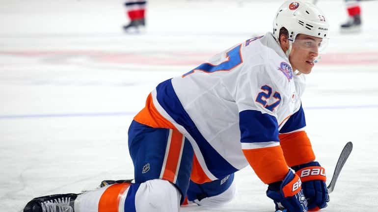 Anders Lee of the Islanders stretches before taking on the...