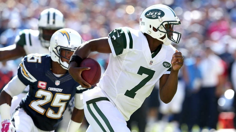 Jets quarterback Geno Smith carries the ball against the San...