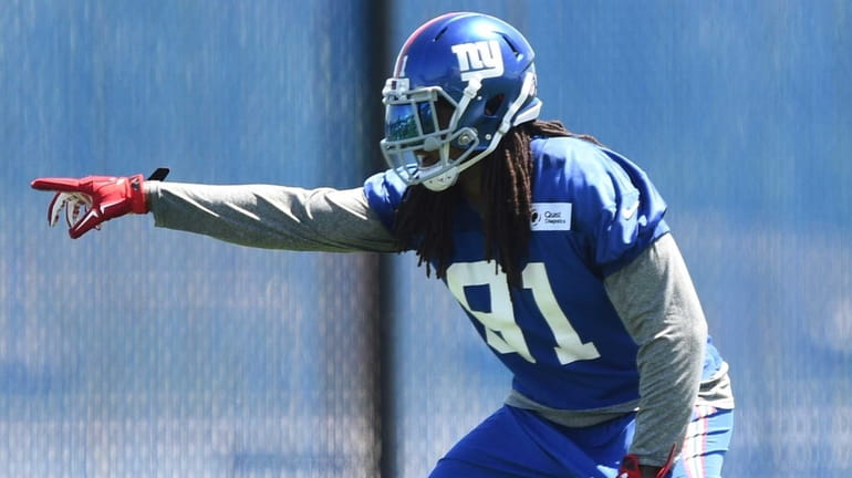 New York Giants linebacker Kelvin Sheppard participates in drills during...