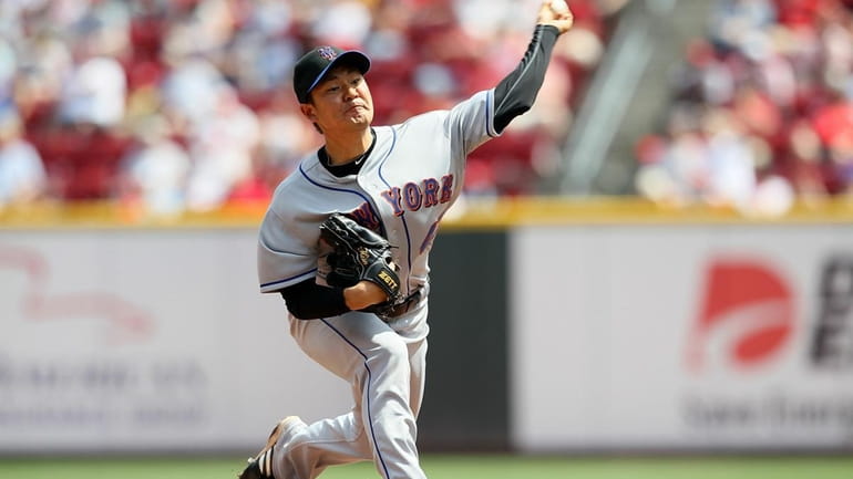 Hisanori Takahashi #47 of the New York Mets throws a...