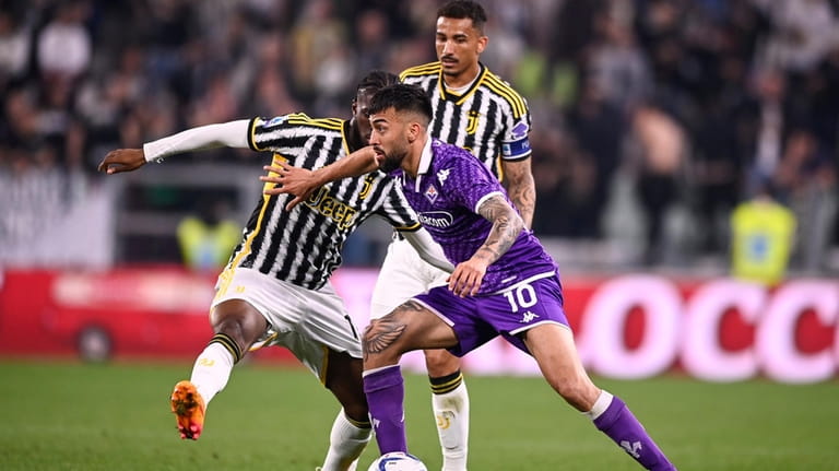 Fiorentina's Nicolas Gonzalez, right, fights for the ball between Juventus'...