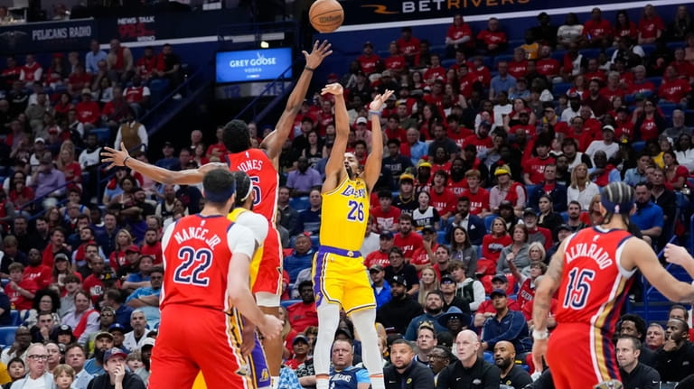 Los Angeles Lakers guard Spencer Dinwiddie (26) shoots against New...
