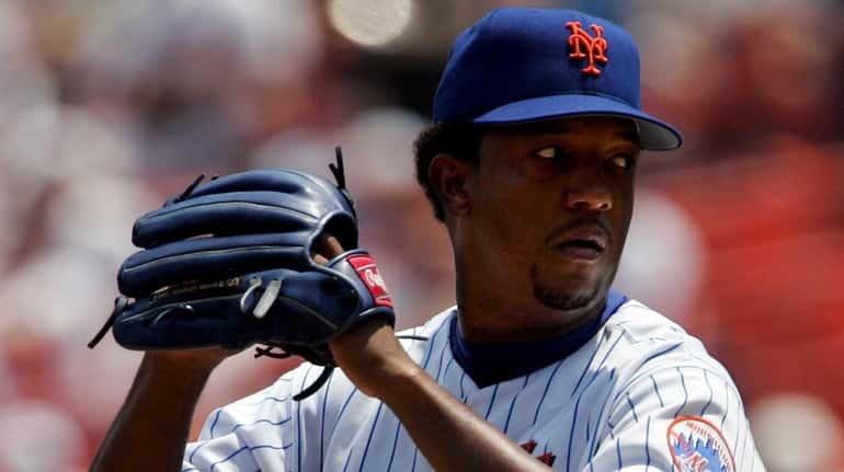 Mets' Pedro Martinez pitches against the Cincinnati Reds in the...