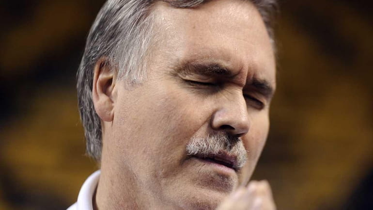 New York Knicks head coach Mike D'Antoni talking to the...
