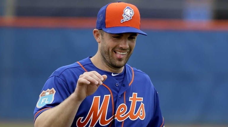 New York Mets third baseman David Wright warms up during...