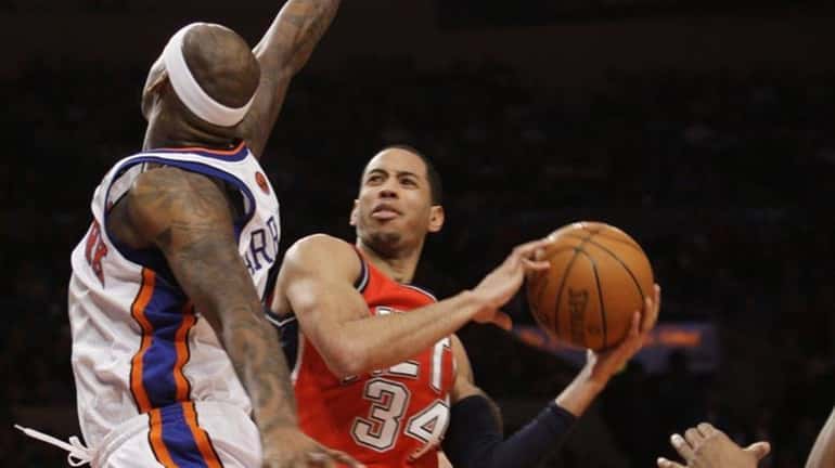 New Jersey Nets' Devin Harris (34) shoots over New York...
